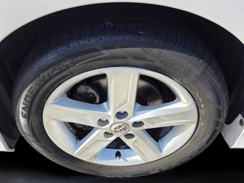 Used 2014 Toyota Camry SE w/ Leather Package FWD image 9