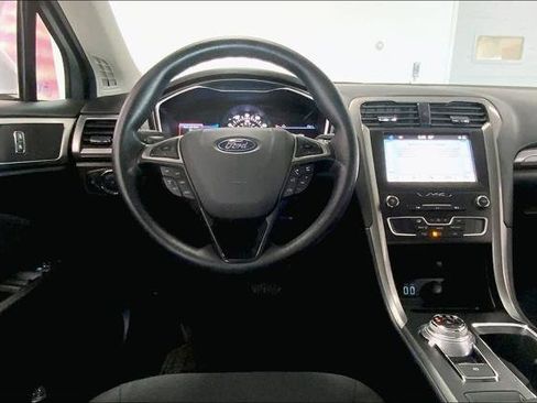 Used 2019 Ford Fusion SE FWD image 13