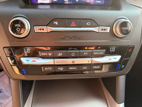 Used 2020 Ford Explorer Platinum w/ Premium Technology Package AWD/4WD image 25