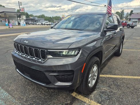 Used 2024 Jeep Grand Cherokee Laredo w/ Luxury Tech Group I AWD/4WD image 3