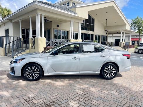 Used 2024 Nissan Altima 2.5 SV image 2