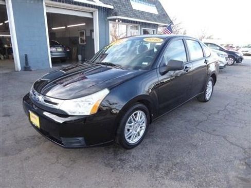 Used 2010 Ford Focus SE image 2