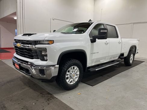 Used 2024 Chevrolet Silverado 3500 LT image 3