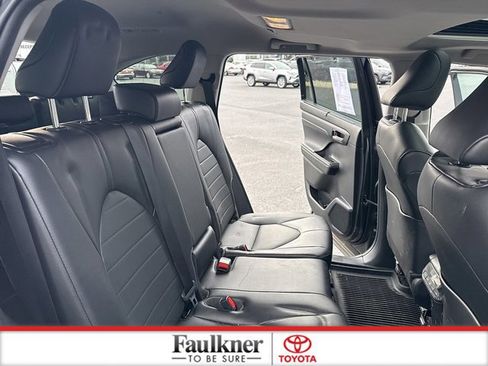 Used 2022 Toyota Highlander XLE image 16