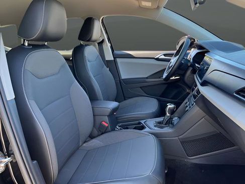 Certified 2022 Volkswagen Taos SE FWD image 19