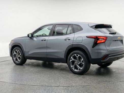 Used 2025 Chevrolet Trax LT w/ LT Convenience Package FWD image 6