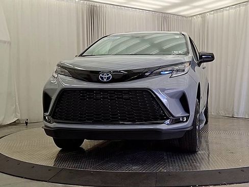 Used 2025 Toyota Sienna XSE w/ XSE Plus Package FWD image 6