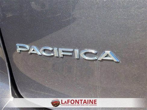 Used 2023 Chrysler Pacifica Touring-L image 10
