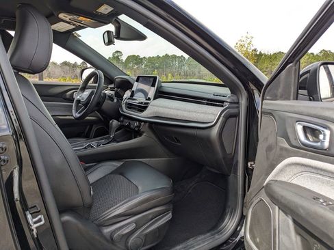 Certified 2025 Jeep Compass Latitude image 38