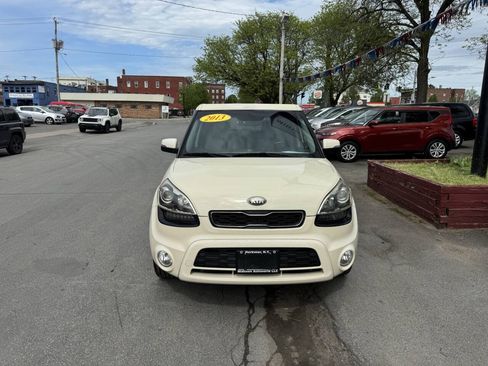 Used 2013 Kia Soul ! FWD image 3
