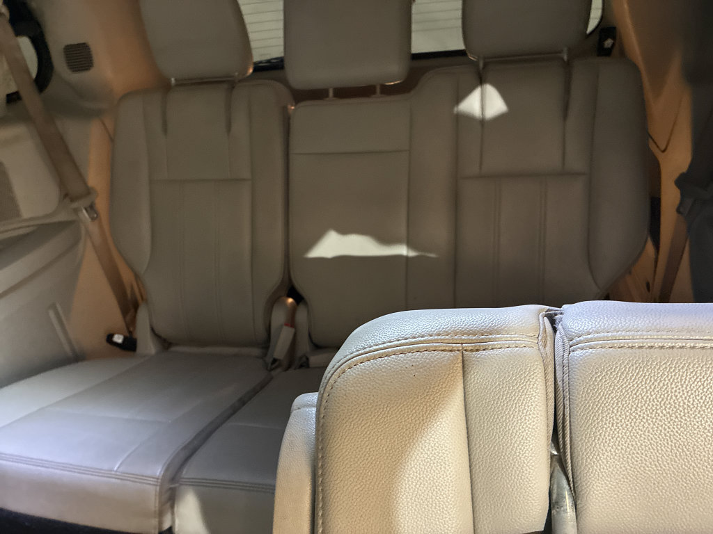 Used 2014 Chrysler Town & Country Touring w/ Driver Convenience Group FWD image 10