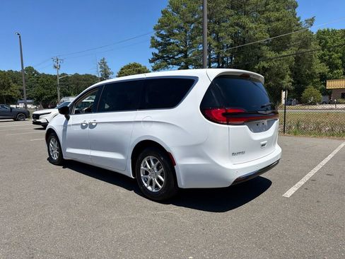 Used 2024 Chrysler Pacifica Touring-L FWD image 7
