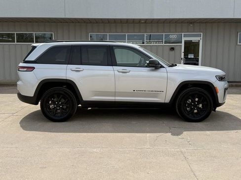 New 2026 Jeep Grand Cherokee 4WD image 2