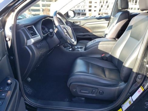 Used 2019 Toyota Highlander XLE image 19