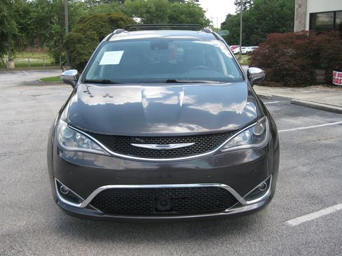 Used 2018 Chrysler Pacifica Limited FWD image 2
