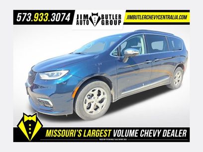 Used 2023 Chrysler Pacifica Limited w/ Uconnect Theater Family Group