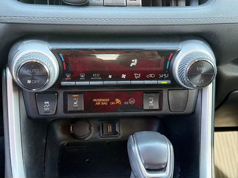 Used 2022 Toyota RAV4 XLE Premium image 10