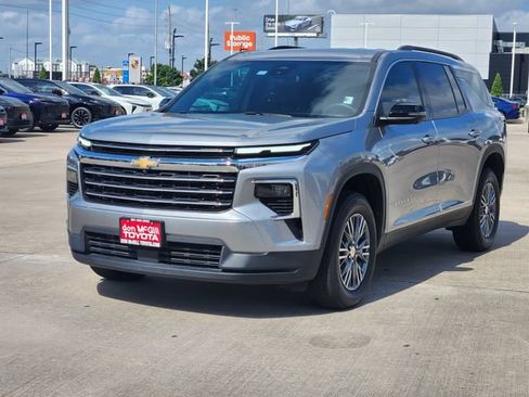 Used 2025 Chevrolet Traverse LT w/ Driver Confidence Package FWD image 3