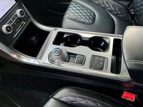 Used 2024 Ford Edge Titanium image 14