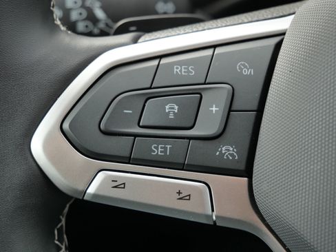 Used 2025 Volkswagen Atlas SE image 33