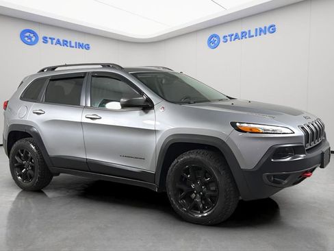 Used 2017 Jeep Cherokee Trailhawk AWD/4WD image 12