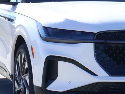 Used 2024 Lincoln Nautilus Reserve w/ Equipment Group 202A image 8