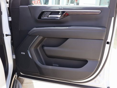 New 2025 Chevrolet Suburban Premier image 44