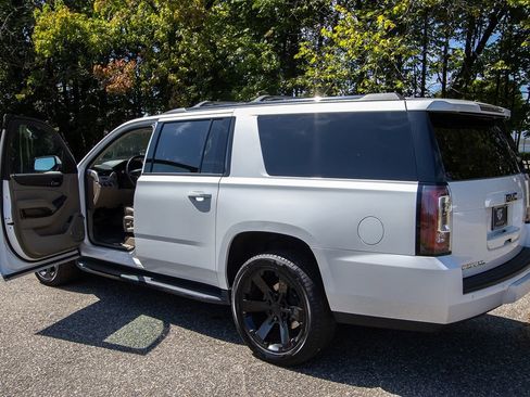 Used 2020 GMC Yukon XL SLT w/ Graphite Performance Edition image 7
