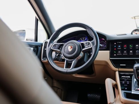 Certified 2023 Porsche Cayenne Platinum Edition image 25