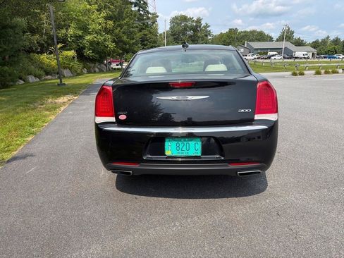 Used 2018 Chrysler 300 Touring L AWD/4WD image 6