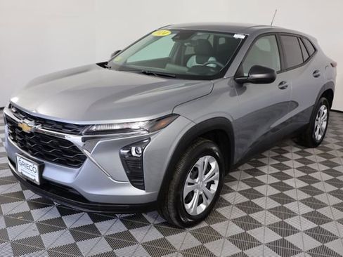 Used 2024 Chevrolet Trax LS w/ Driver Confidence Package image 4