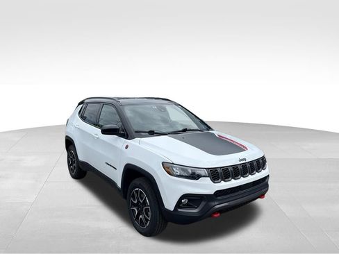 Used 2025 Jeep Compass Trailhawk AWD/4WD image 40