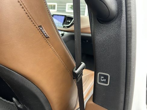 Used 2017 Chrysler Pacifica Limited w/ Advanced Safetytec Group FWD image 33