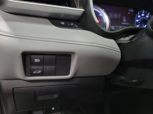 Used 2023 Toyota Highlander XLE AWD/4WD image 25