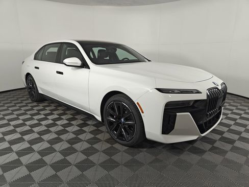 Used 2025 BMW 740i w/ Executive Package image 7
