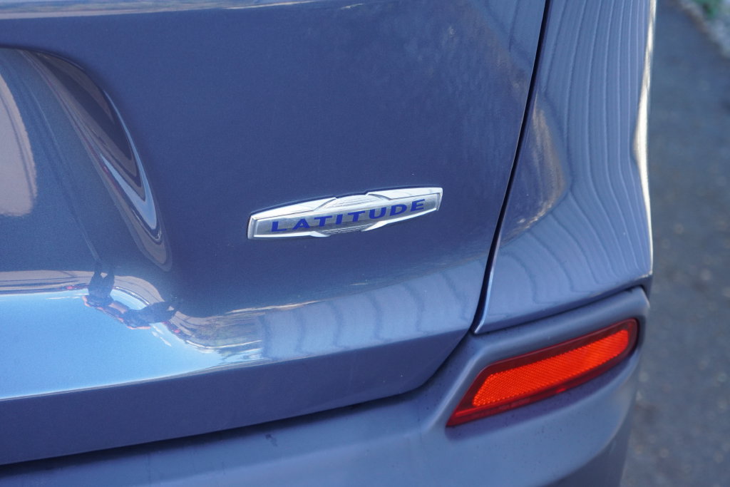 Used 2019 Jeep Cherokee Latitude Plus w/ Cold Weather Group AWD/4WD image 8
