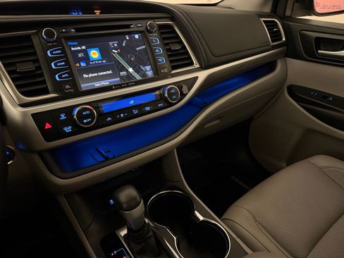 Used 2018 Toyota Highlander Limited Platinum AWD/4WD image 19