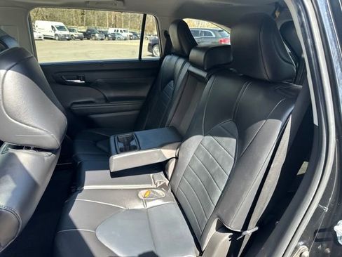 Used 2022 Toyota Highlander XLE image 31