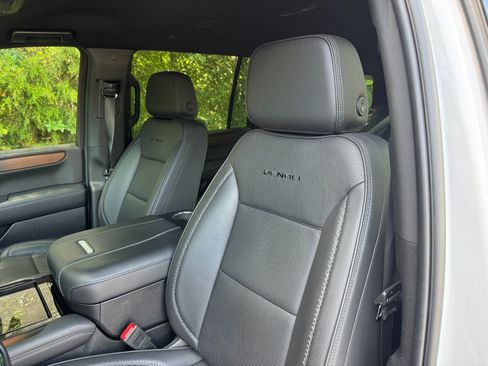 Used 2025 GMC Yukon XL Denali AWD/4WD image 30