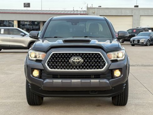 Used 2018 Toyota Tacoma TRD Sport image 4