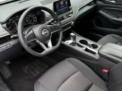 Used 2025 Nissan Altima 2.5 SV FWD image 3