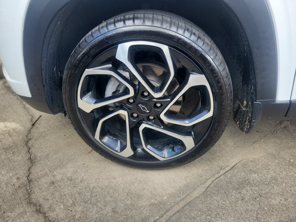 Used 2025 Chevrolet Trax RS w/ Sunroof Package FWD image 33
