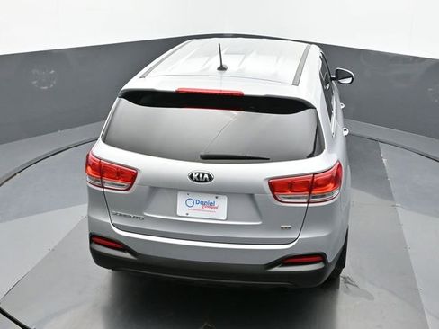Used 2017 Kia Sorento L image 16