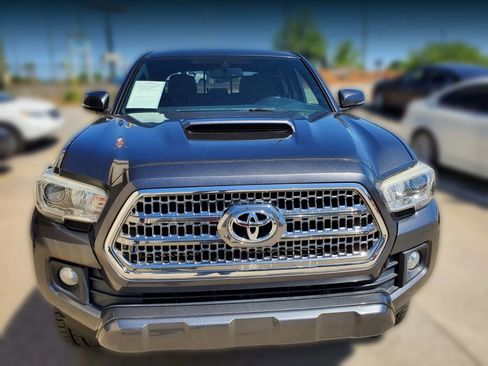 Used 2017 Toyota Tacoma TRD Sport w/ Tow Package image 11