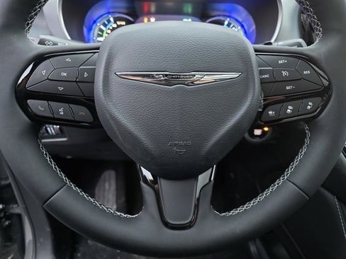 Used 2025 Chrysler Pacifica Premium image 31