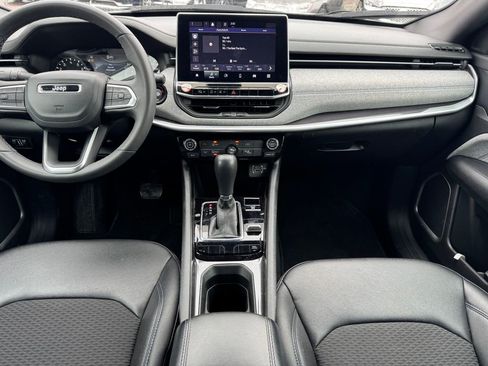 Used 2024 Jeep Compass Latitude image 9