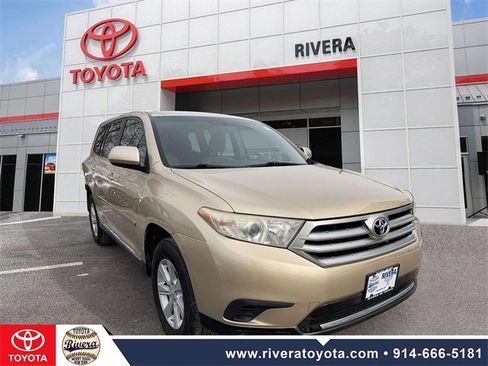 Used 2013 Toyota Highlander Plus image 2