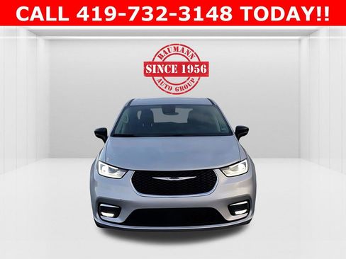 Used 2024 Chrysler Pacifica Touring-L image 11