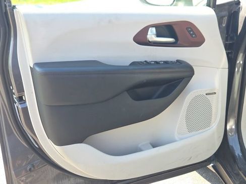 Used 2018 Chrysler Pacifica Limited w/ Advanced Safetytec Group FWD image 28
