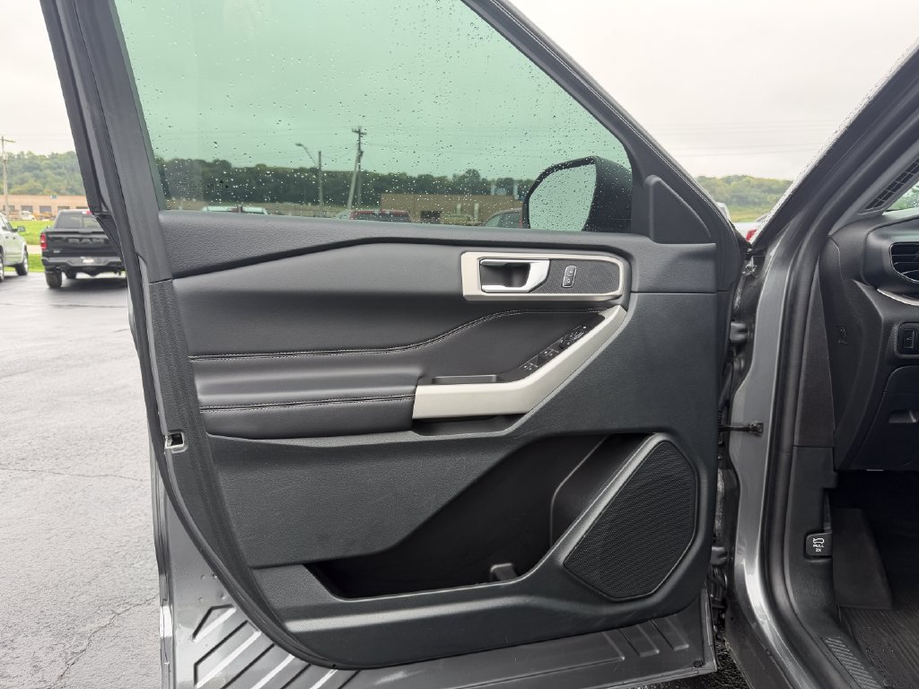 Used 2024 Ford Explorer XLT w/ Equipment Group 202A AWD/4WD image 19